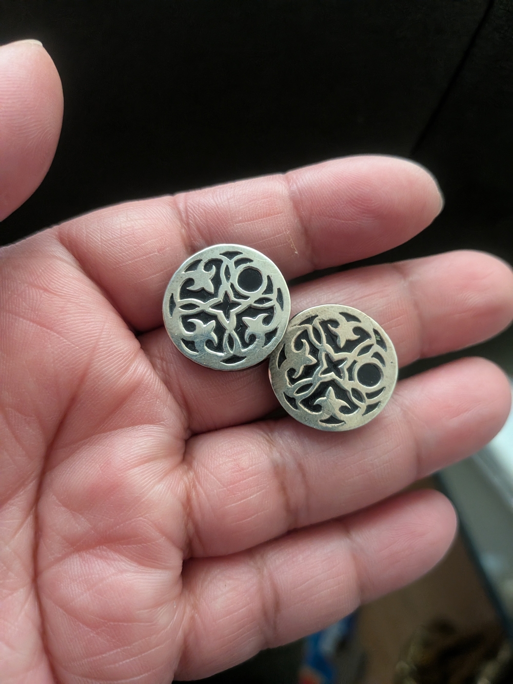 Beautiful vintage sterling silver stud earrings featuring an intricate openwork